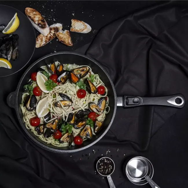 AMT Gastroguss Braadpan 28 cm – Handgegoten – Inductiegeschikt – Duurzaam en veelzijdig