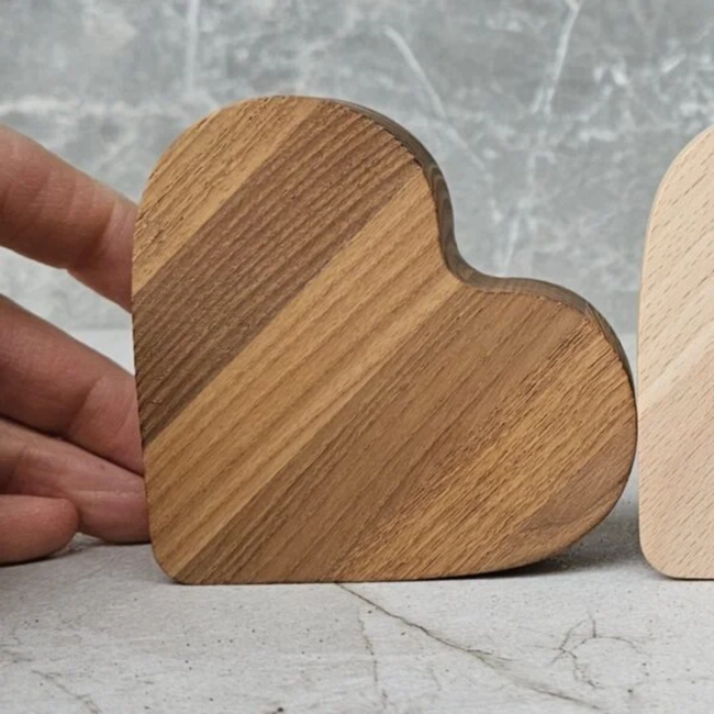 HOCHO Heart Donker houten hartje 100 x 90 x 20 mm van thermo-essenhout, ruw en personaliseerbaar voor QR-code, menu of decoratie