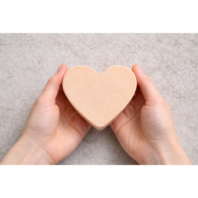 HOCHO Heart Houten hartje van beukenhout 100 x 90 x 20 mm, ruw en personaliseerbaar, ideaal voor QR-code, menu of tafelaanduiding