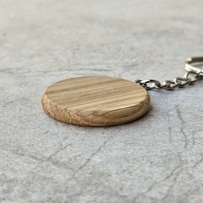 HOCHO Arden eiken sleutelhanger rond diameter 35 mm dikte 5 mm, gelakt en ideaal voor gravure als promo of relatiegeschenk