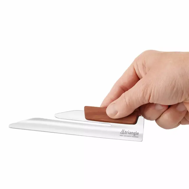 Triangle Kruimelverzamelaar, RVS 18/0 met pruimenhouten greep en sleuf voor schort,