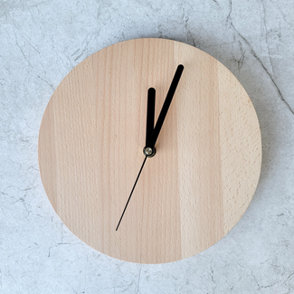 HOCHO Nobil Minimalistische beukenhouten wandklok ø 240 mm, 30 mm dik, hardwax afwerking, zwart wijzers