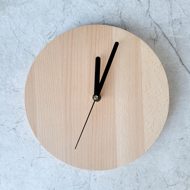 HOCHO Nobil Minimalistische beukenhouten wandklok ø 240 mm, 30 mm dik, hardwax afwerking, zwart wijzers