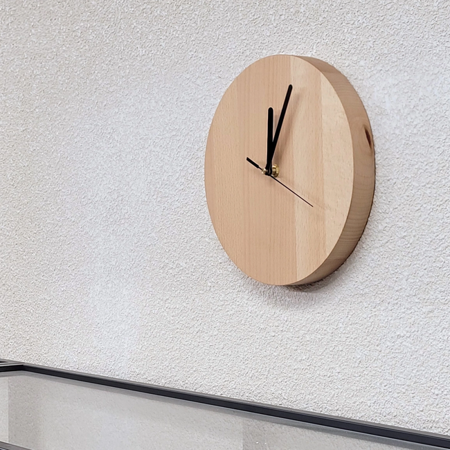 HOCHO Nobil Minimalistische beukenhouten wandklok ø 240 mm, 30 mm dik, hardwax afwerking, zwart wijzers