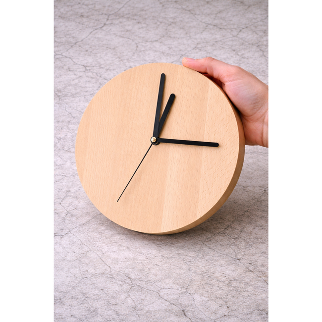 HOCHO Nobil Minimalistische beukenhouten wandklok ø 240 mm, 30 mm dik, hardwax afwerking, zwart wijzers