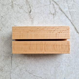 HOCHO Clari Beukenhouten menustandaard A4/3 met acryl vak, hardwax afwerking, 105 x 50 x 40 mm, personaliseerbaar