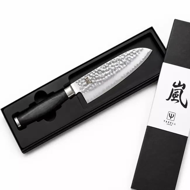 Yaxell Taishi Santoku Mes 16,5 cm – VG-10 Staal – Hardheid 61 HRC – Tsuchime Afwerking – Gehamerd Lemmet – Zwart Pakka Beukenhout Handvat