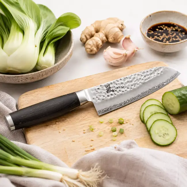 Yaxell Taishi Santoku Mes 16,5 cm – VG-10 Staal – Hardheid 61 HRC – Tsuchime Afwerking – Gehamerd Lemmet – Zwart Pakka Beukenhout Handvat