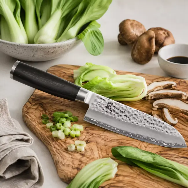 Yaxell Taishi Santoku Mes 16,5 cm – VG-10 Staal – Hardheid 61 HRC – Tsuchime Afwerking – Gehamerd Lemmet – Zwart Pakka Beukenhout Handvat
