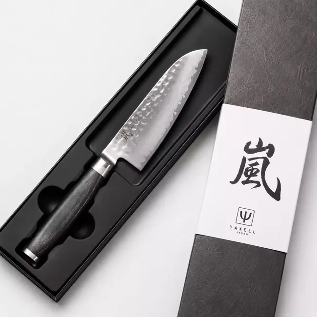 Yaxell Taishi Santoku Mes 12,5 cm – VG-10 Staal – Hardheid 61 HRC – Tsuchime Afwerking – Gehamerd Lemmet – Zwart Pakka Beukenhout Handvat