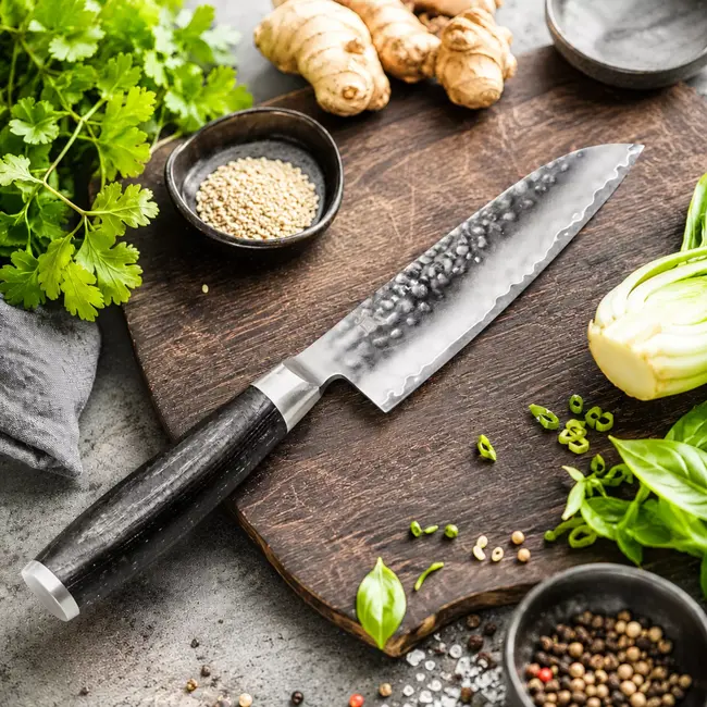 Yaxell Taishi Santoku Mes 12,5 cm – VG-10 Staal – Hardheid 61 HRC – Tsuchime Afwerking – Gehamerd Lemmet – Zwart Pakka Beukenhout Handvat