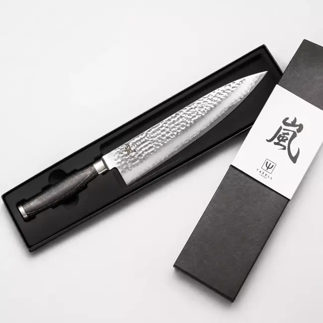 Yaxell Taishi Koksmes 24 cm – VG-10 Staal – Hardheid 61 HRC – Tsuchime Afwerking – Gehamerd Lemmet – Zwart Pakka Beukenhout Handvat