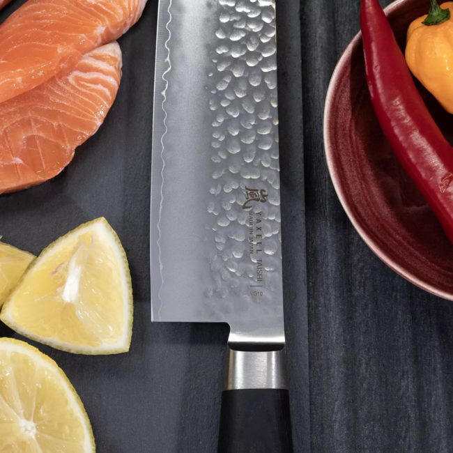 Yaxell Taishi Kiritsuke Koksmes 20 cm – VG-10 Staal – Hardheid 61 HRC – Tsuchime Afwerking – Gehamerd Lemmet – Zwart Pakka Beukenhout Handvat