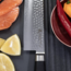 Yaxell Taishi Kiritsuke Koksmes 20 cm – VG-10 Staal – Hardheid 61 HRC – Tsuchime Afwerking – Gehamerd Lemmet – Zwart Pakka Beukenhout Handvat