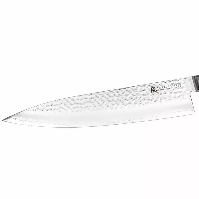 Yaxell Taishi Koksmes 24 cm – VG-10 Staal – Hardheid 61 HRC – Tsuchime Afwerking – Gehamerd Lemmet – Zwart Pakka Beukenhout Handvat