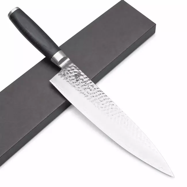 Yaxell Taishi Koksmes 24 cm – VG-10 Staal – Hardheid 61 HRC – Tsuchime Afwerking – Gehamerd Lemmet – Zwart Pakka Beukenhout Handvat
