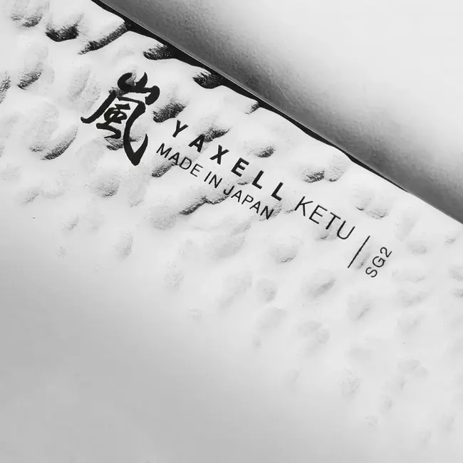 Yaxell Ketu Konata Santokumes / Koksmes 21,5 cm – SG2 Stalen Kern – Tsuchime Finish – Pakkahout Handvat
