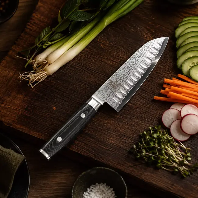Yaxell Ran Santoku Koksmes 16,5cm met Kuiltjes – 69 Lagen Damaststaal – VG10 Staal – 61 HRC – Canvas-Micarta Heft