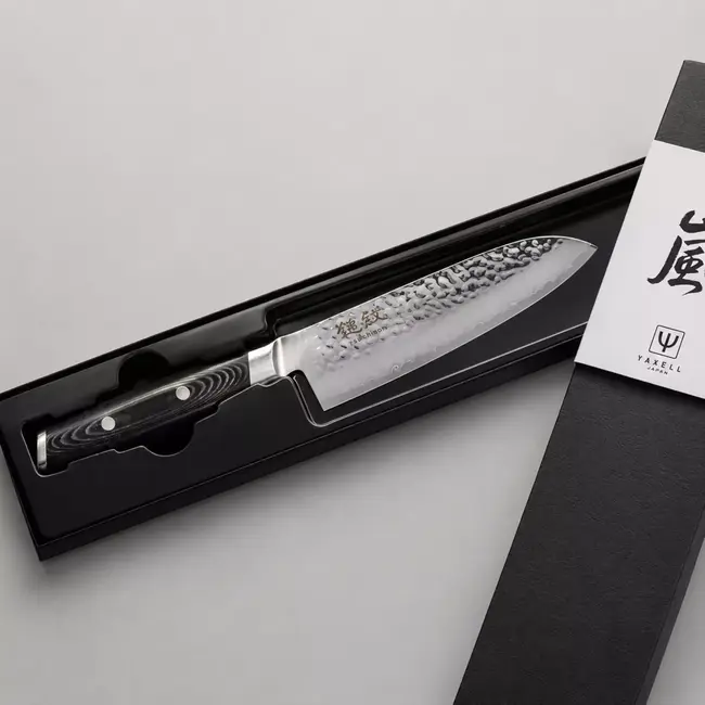 Yaxell Tsuchimon Santoku Koksmes 16,5 cm – VG10 Staal – Gehamerd Lemmet – Micarta Heft