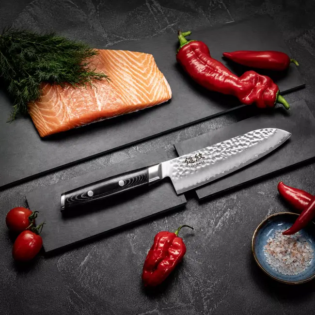 Yaxell Tsuchimon Santoku Koksmes 16,5 cm – VG10 Staal – Gehamerd Lemmet – Micarta Heft
