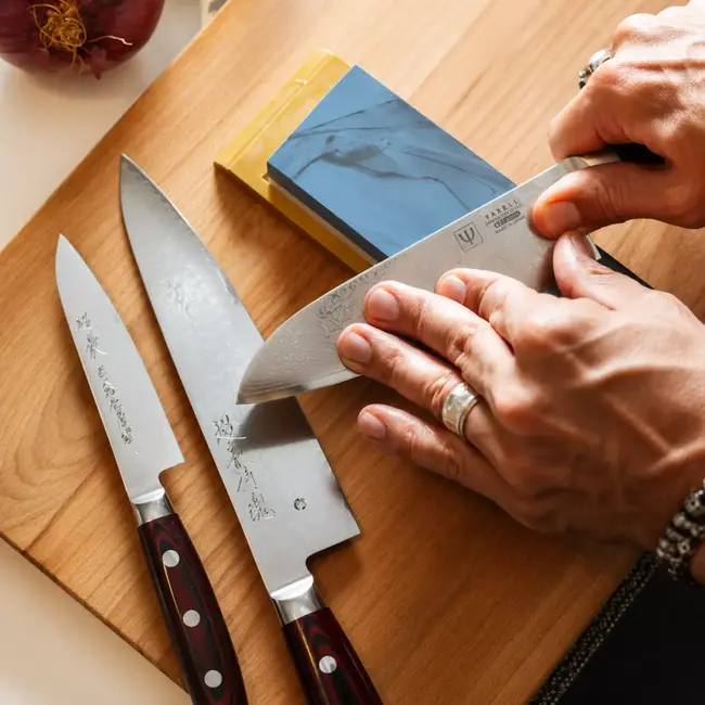 Yaxell 1000/3000 Wetsteen / Combinatiesteen / Slijpsteen – Dubbele Korrelgrofte – Inclusief Angle-Keeper en Nivelleringsteen – Voor Precisie Slijpen en Fijn Polijsten van Japanse Messen