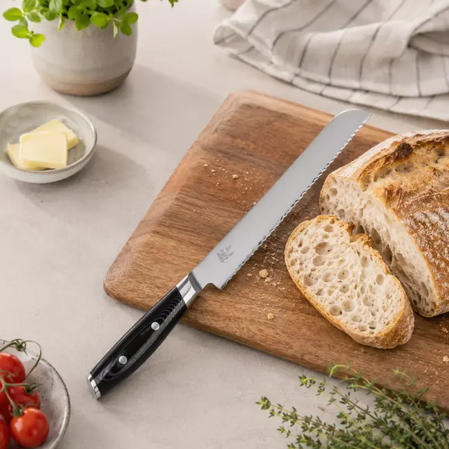 Yaxell Broodmes - 3-laags roestvrij staal - gekarteld lemmet - 23 cm - zwart - voor brood