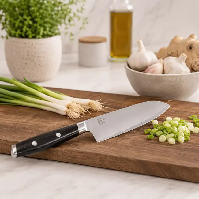 Yaxell santokumes 16,5 cm - 3-laags roestvrij staal met VG10 kern - zwarte vezellaminaat handgreep - voor snijden en hakken van groente, vlees en vis