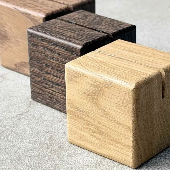 HOCHO Bruine Eikenhouten menuhouder 60 x 60 x 60 mm met afgeronde hoeken
