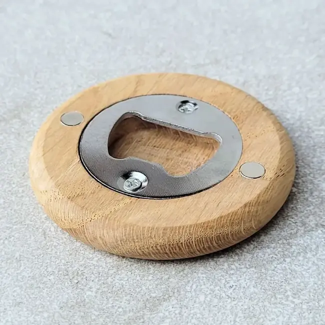 HOCHO Eikenhouten flesopener Ø 65 x 10 mm met magneet voor kroonkurken