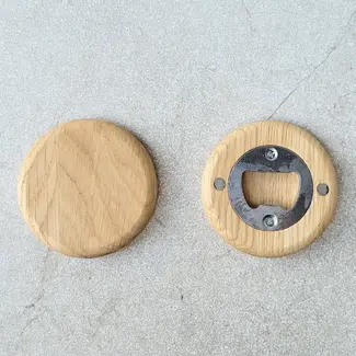 HOCHO Eikenhouten flesopener Ø 65 x 10 mm met magneet voor kroonkurken