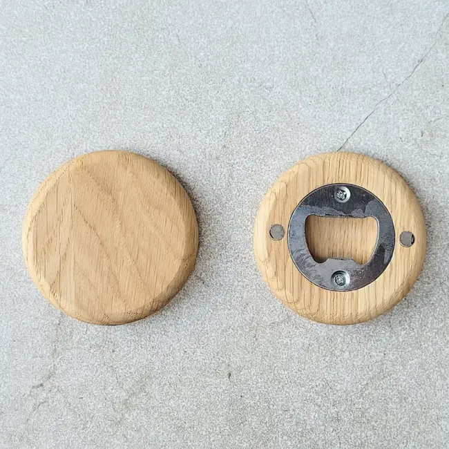 HOCHO Eikenhouten flesopener Ø 65 x 10 mm met magneet voor kroonkurken