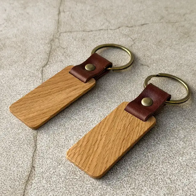 HOCHO Eiken sleutelhanger met bruin leer 115 x 35 mm oudgoud