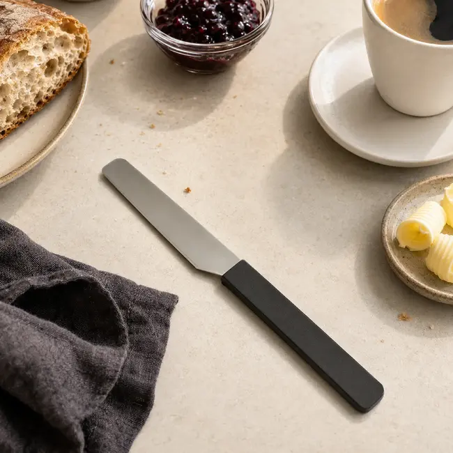 RÖR Solingen Broodjesmes 10 cm met fijne karteling en zwarte handgreep