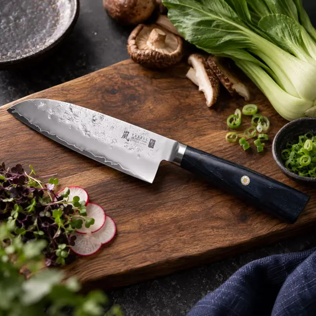 Yaxell Sunago – Santokumes 16,5 cm met Ginsan-staal en donkerblauw pakkahout