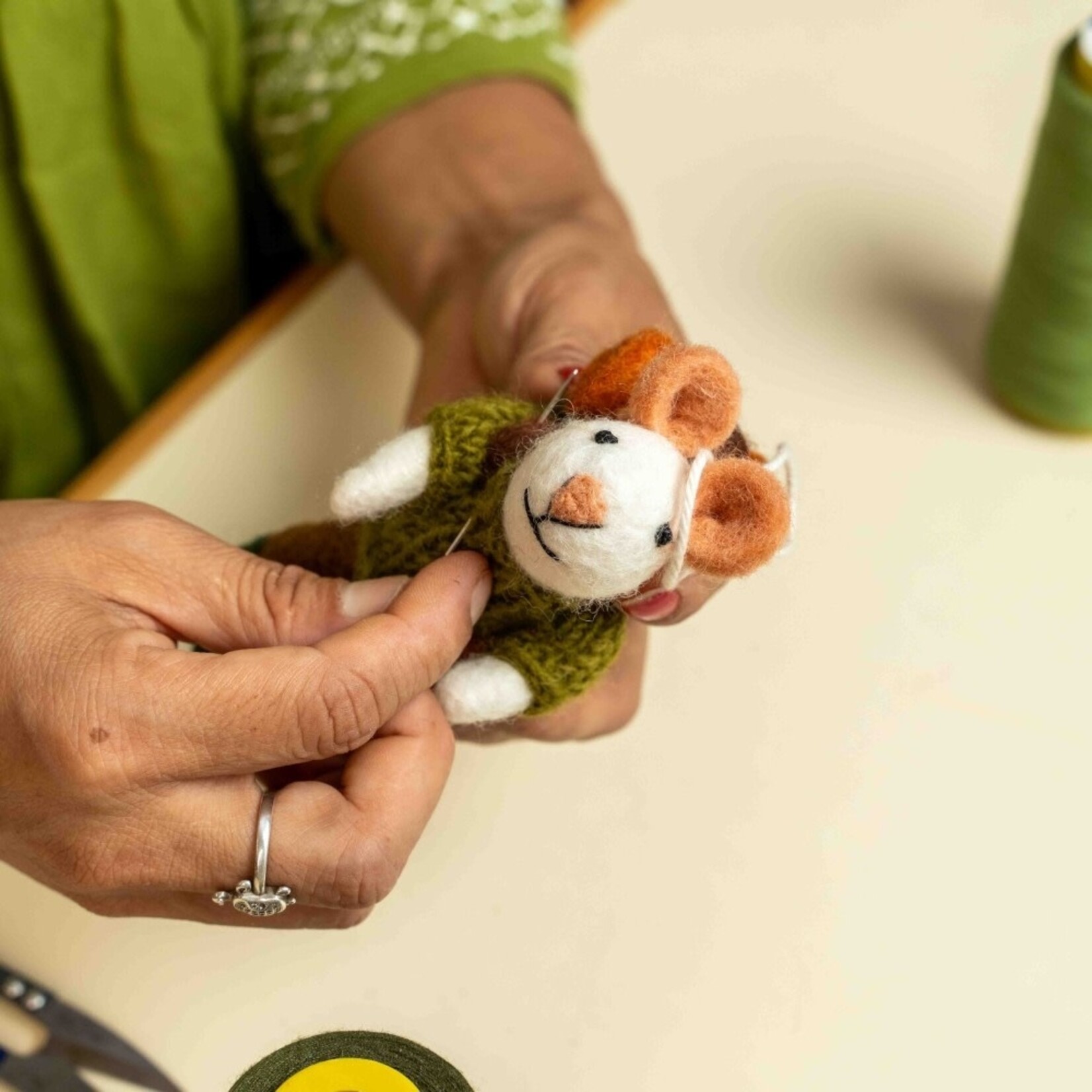 Sjaal met Verhaal Hanger Muis Wandelaar Cognac/Groen