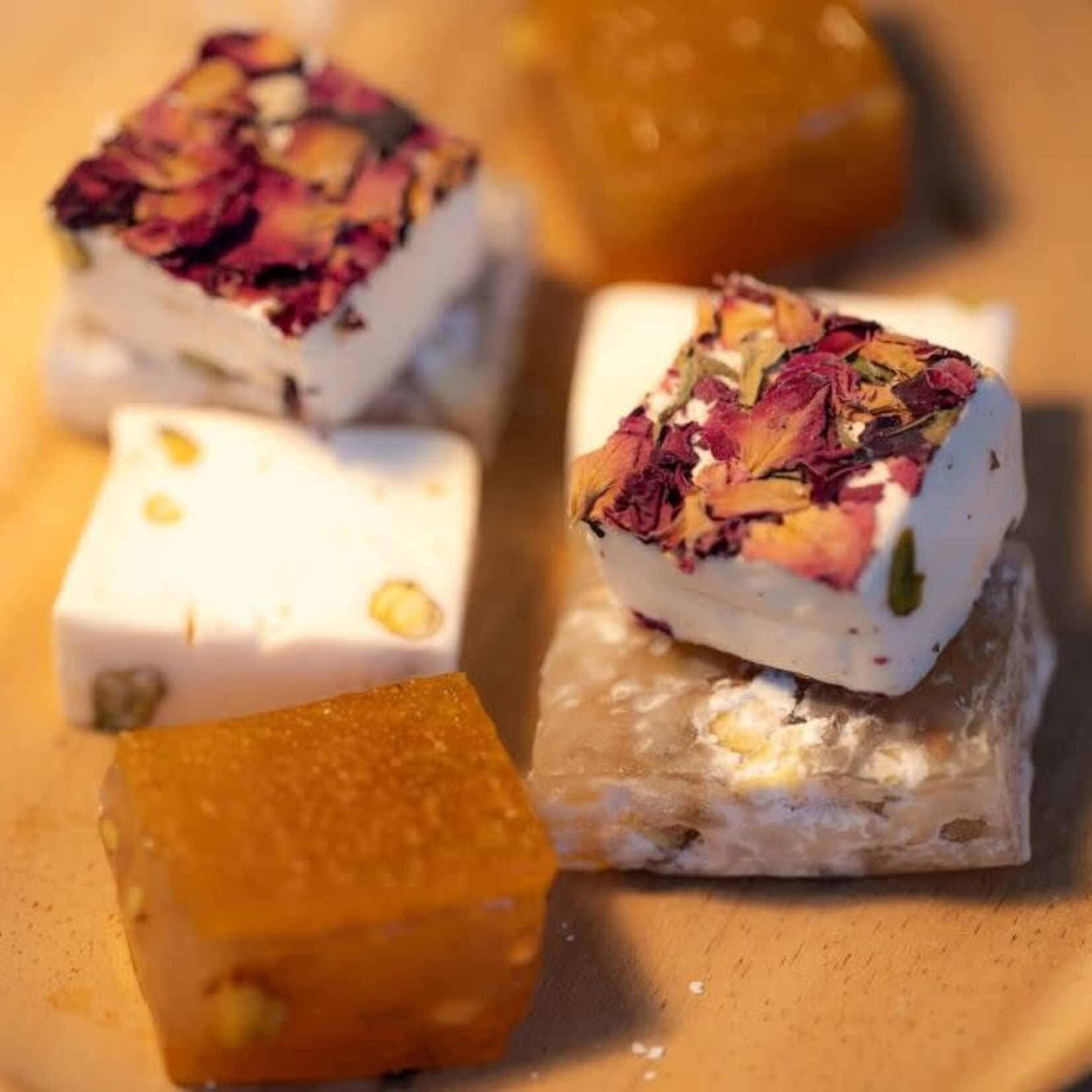 El Puente Nougat met pistache, rozenblaadjes en amandelen