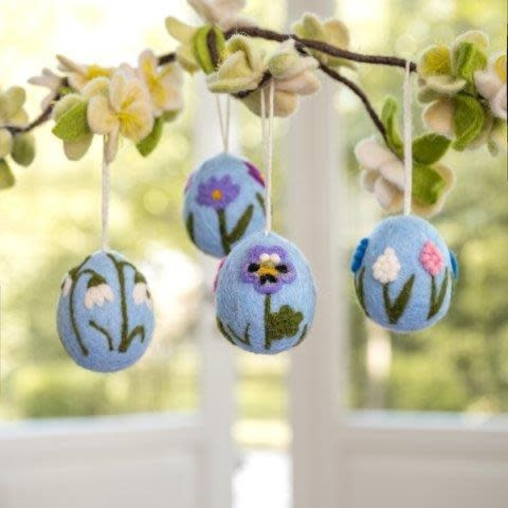 Sjaal met Verhaal Hanger Ei Lichtblauw met Bloemetjes Ass.