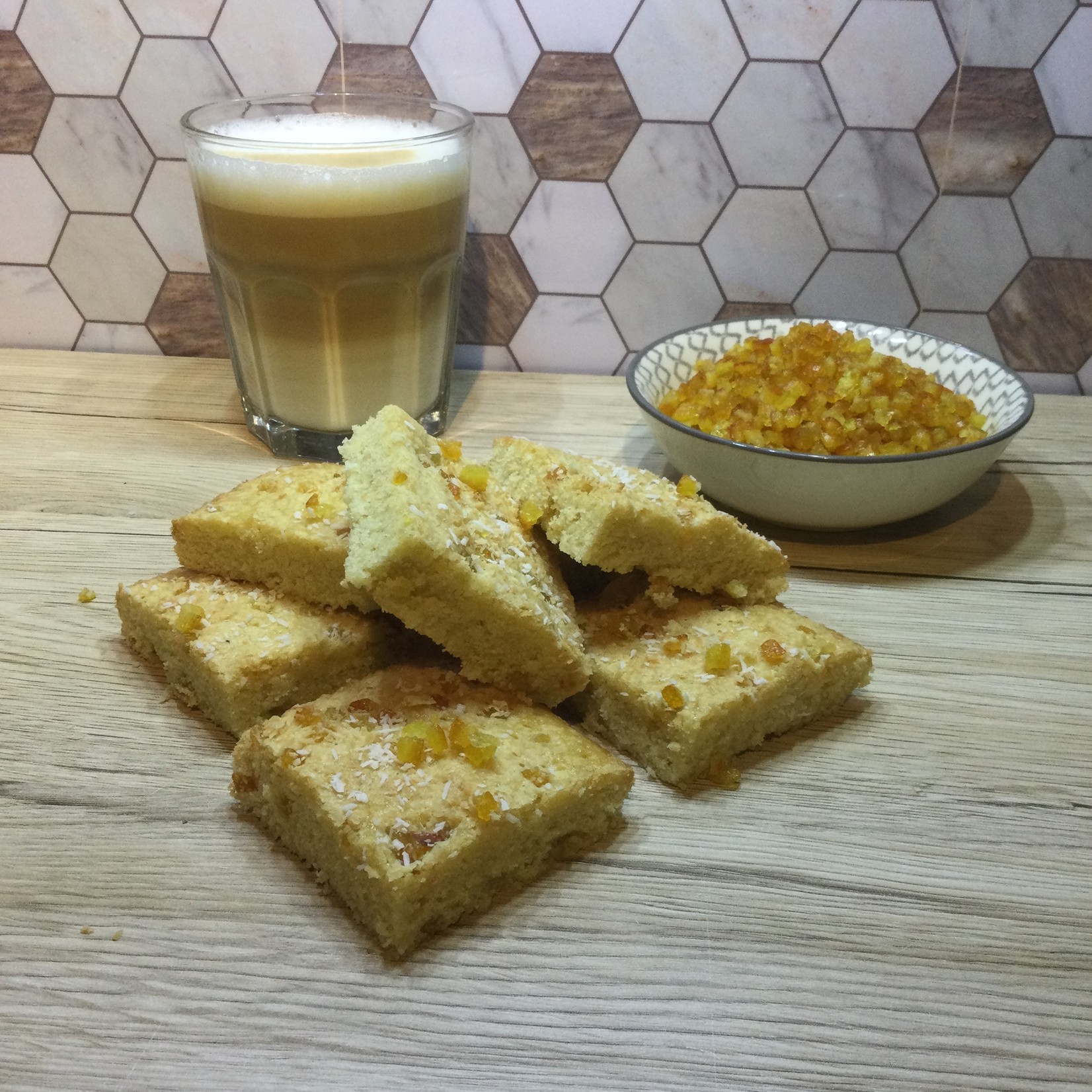 Blondies met gekonfijte sinaasappelschil en kokos
