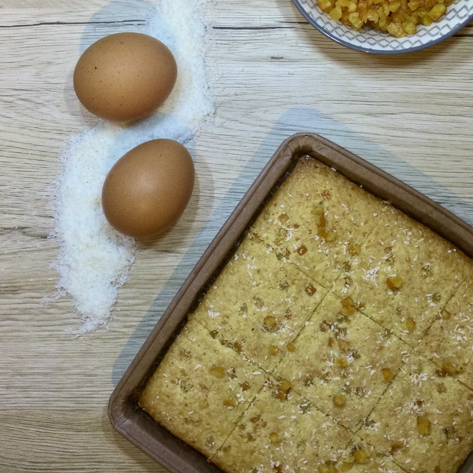 Blondies met gekonfijte sinaasappelschil en kokos
