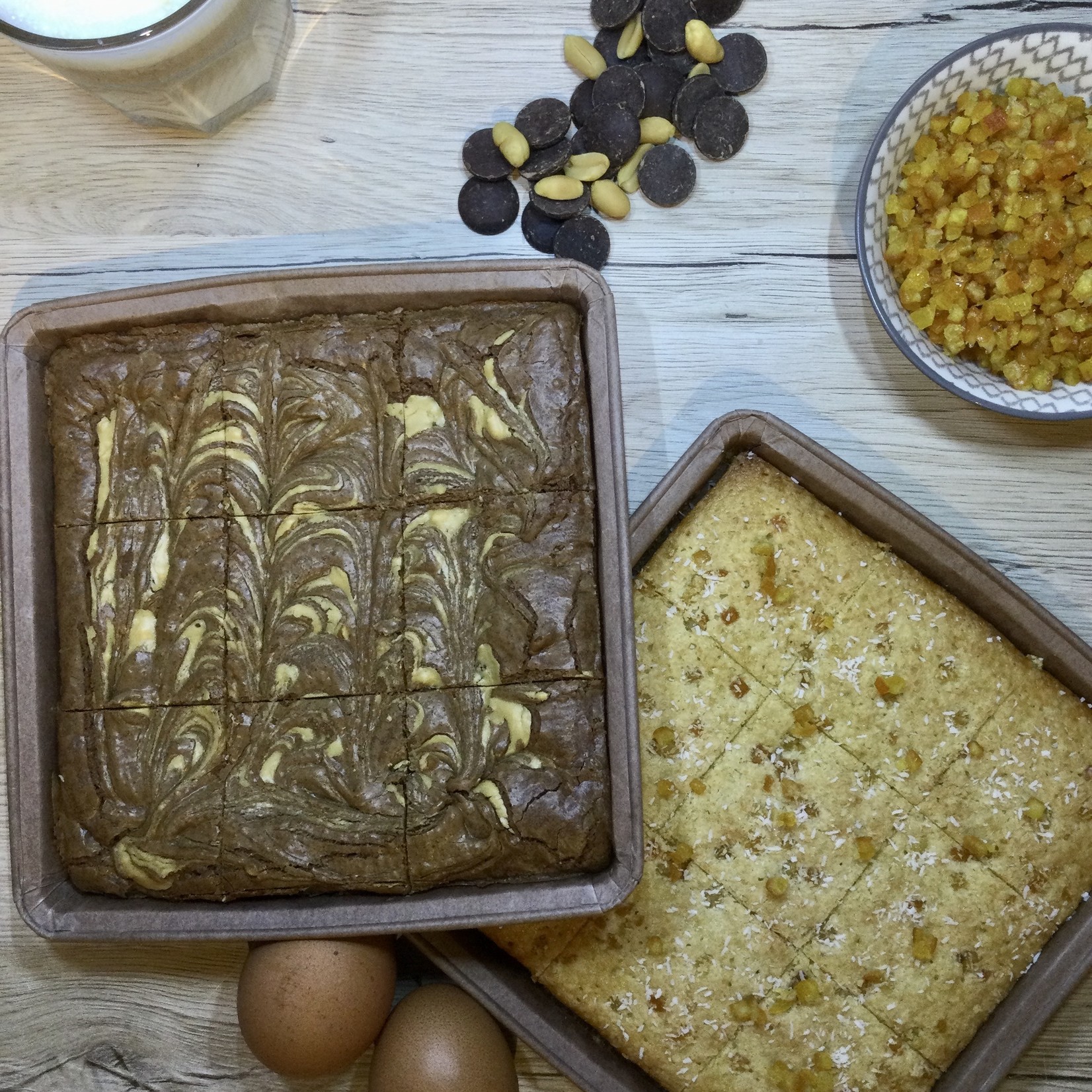 Duobakbox van Brownies met pindakaas en Blondies met gekonfijte sinaasappelschil en kokos