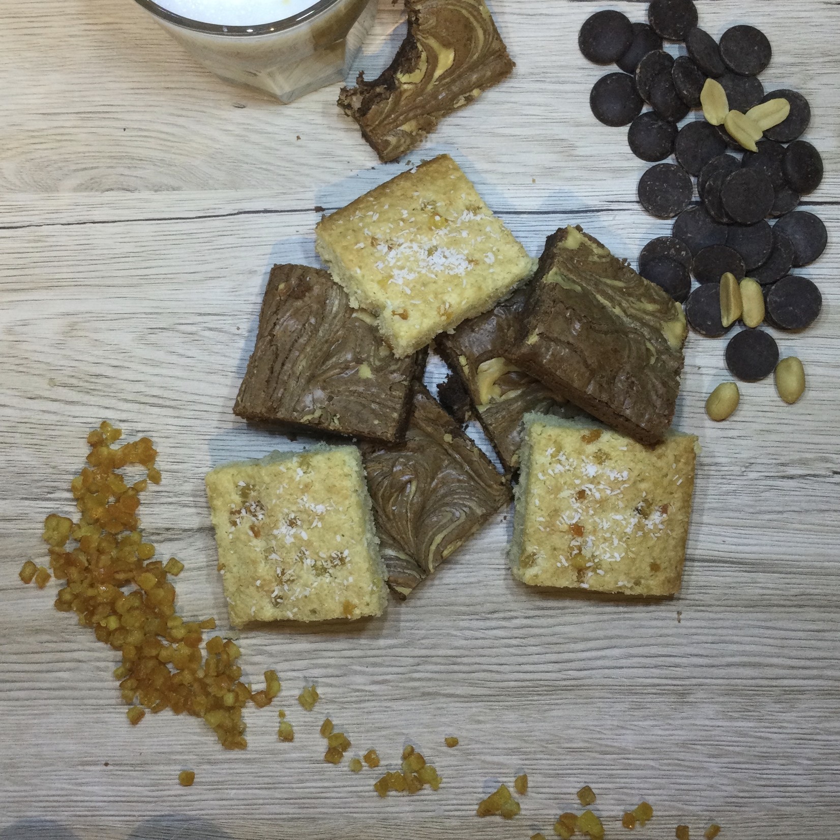 Duobakbox van Brownies met pindakaas en Blondies met gekonfijte sinaasappelschil en kokos