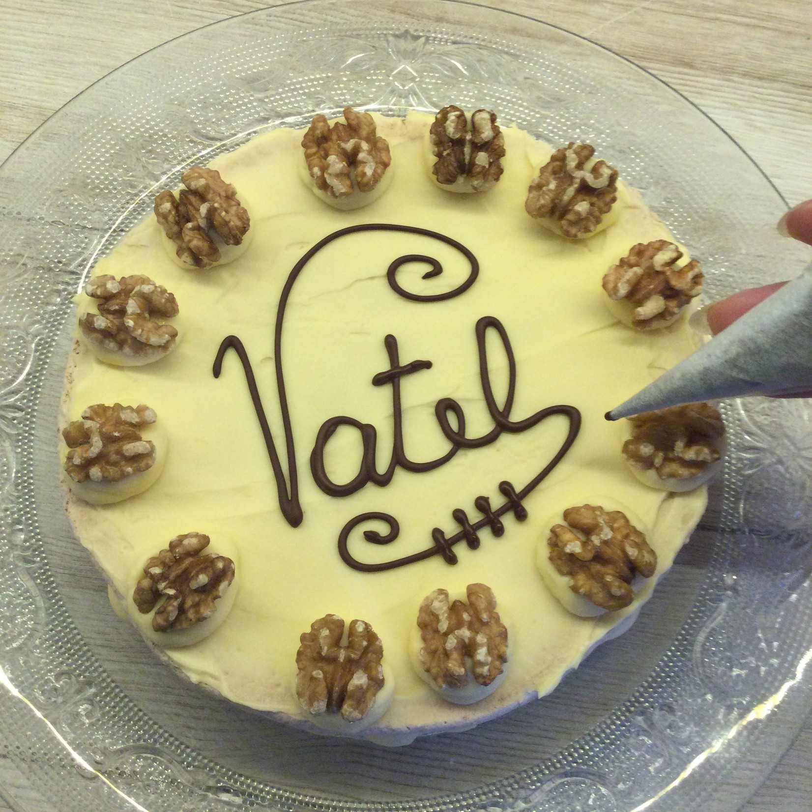 Klassiek taartje van amandelmerengue en vanille boterroom