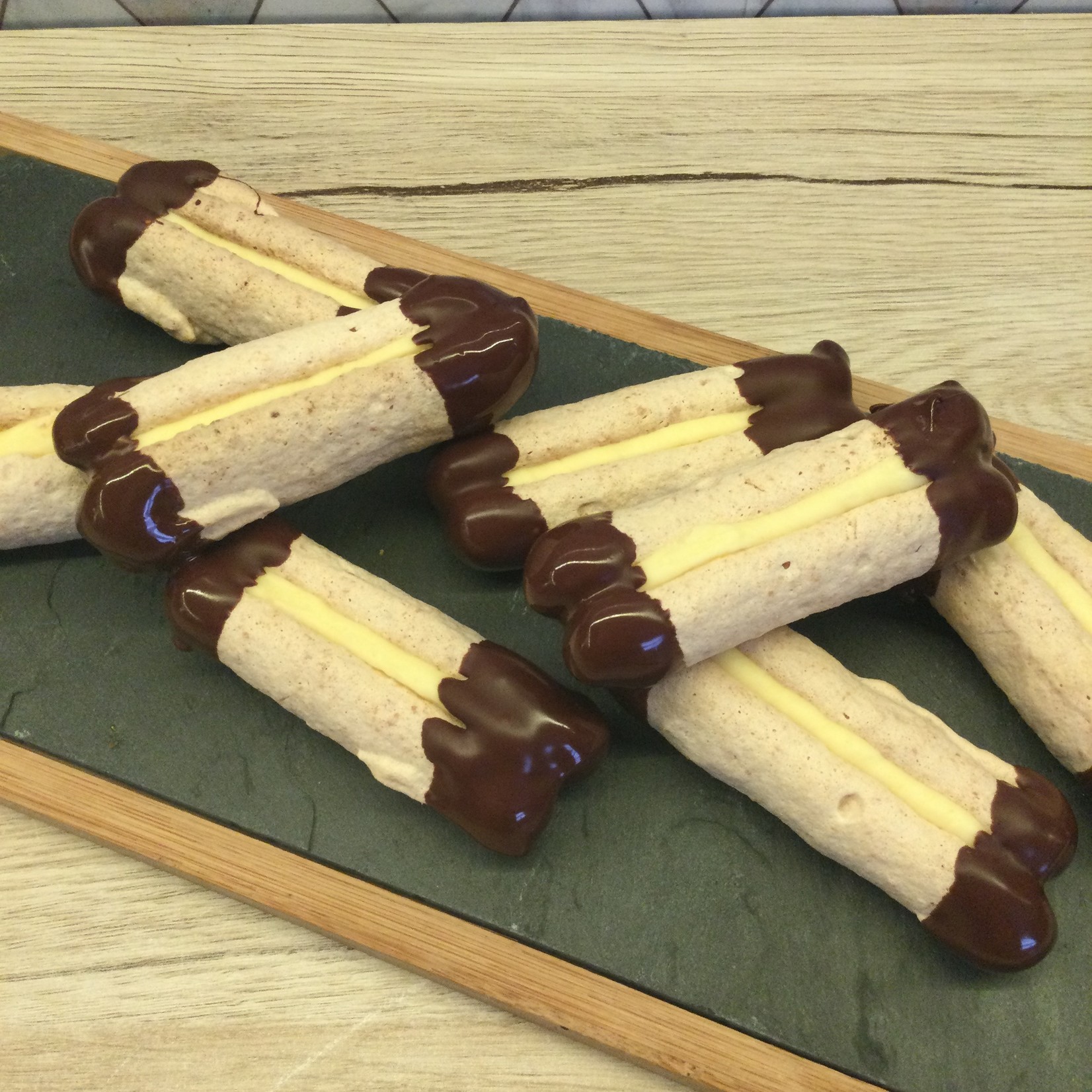 Krokante bokkenpootjes van amandelmerengue en vanille boterroom