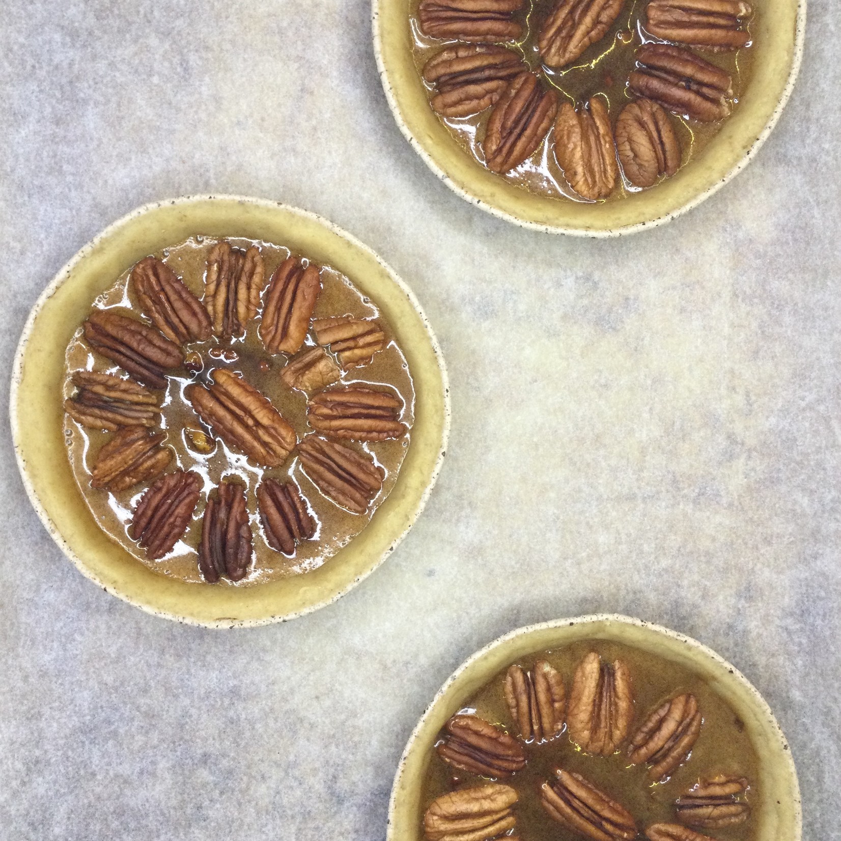 Tartelettes van krokante pecannoten en zanddeeg