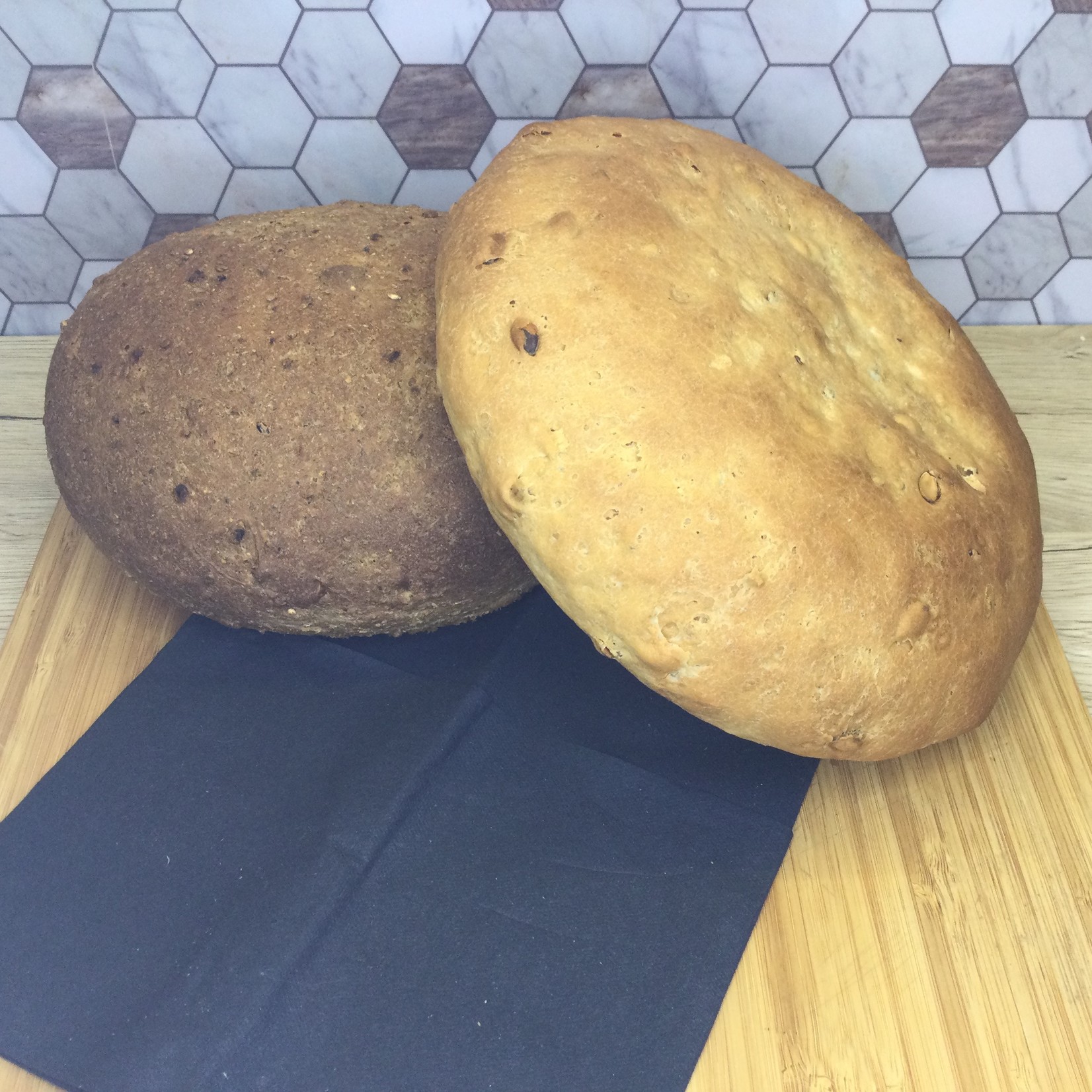 Broodpakket van hoevebrood met zaden en tiengranenbrood