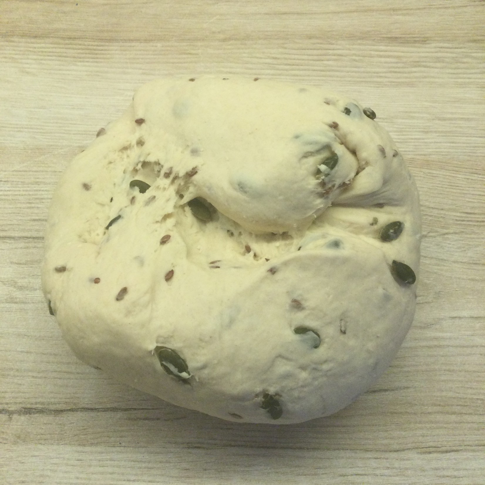Broodpakket van hoevebrood met zaden en tiengranenbrood