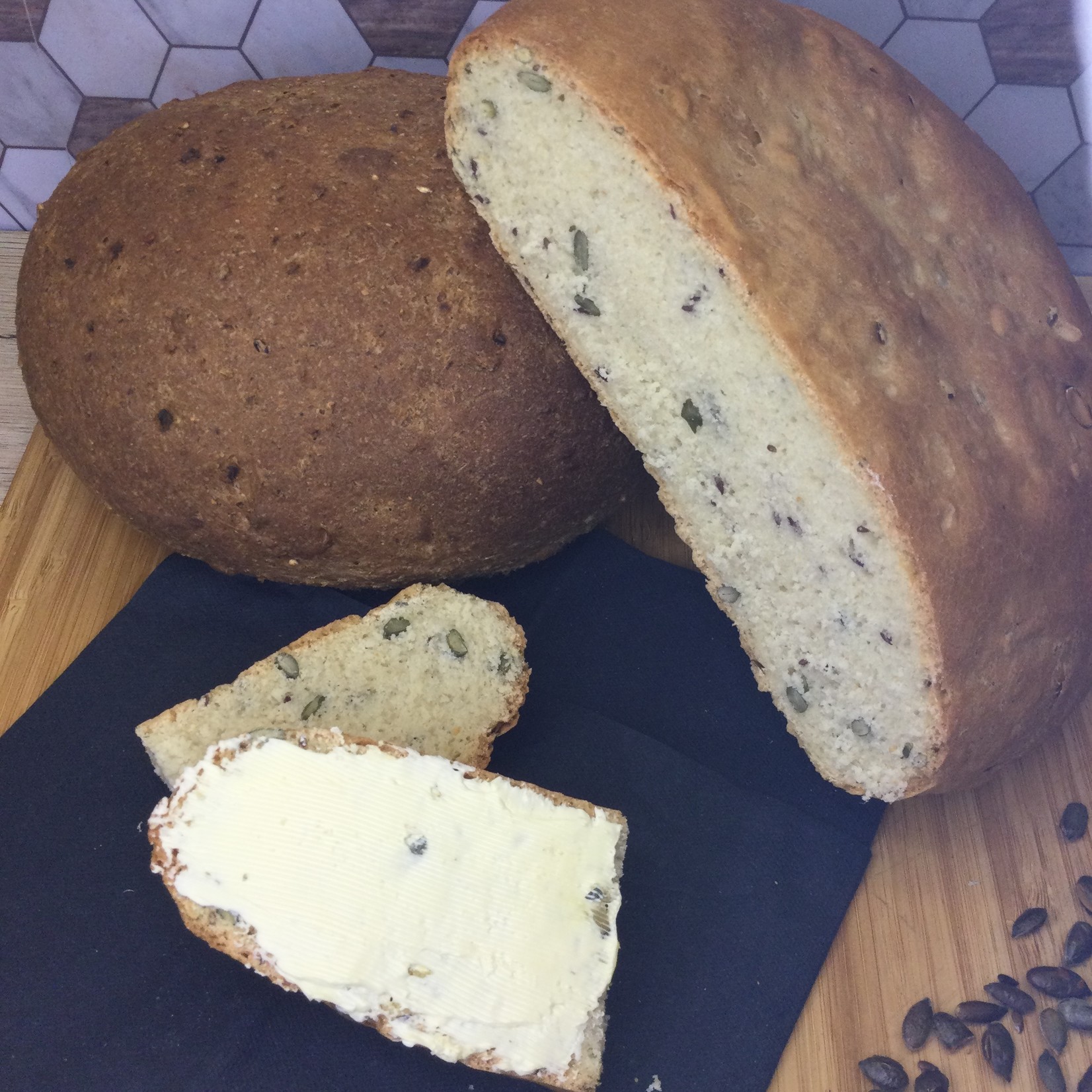 Broodpakket van hoevebrood met zaden en tiengranenbrood