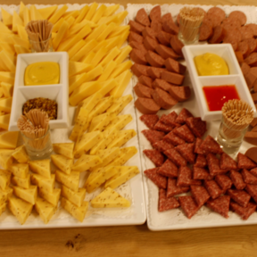 Schaal hapjes - Kaas, worst & olijven