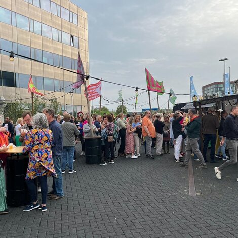 Een succesvol personeelsfeest op eigen bedrijventerrein: wat moet je regelen?