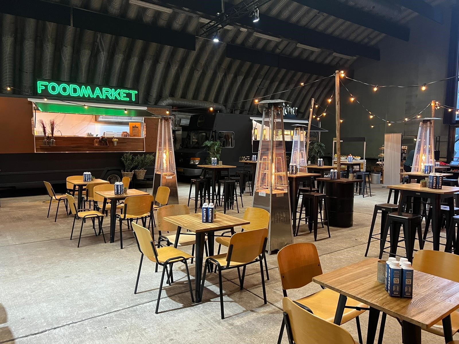 Compleet opgebouwd zakelijk event met bediening op locatie